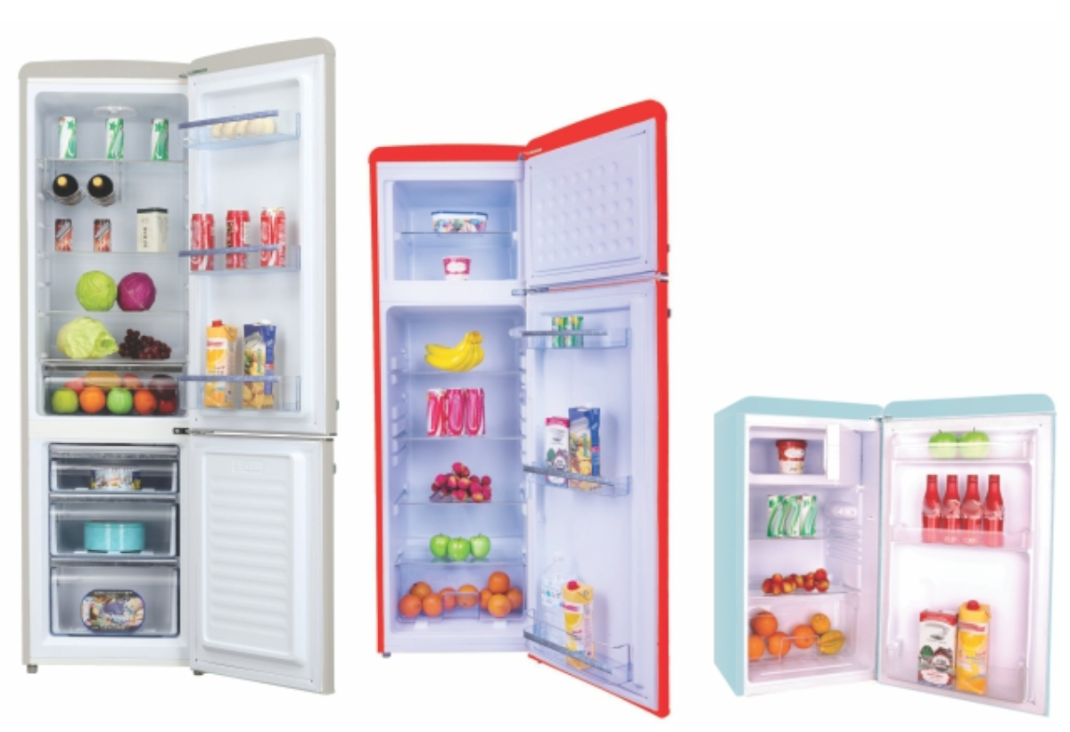 Στην εικόνα απεικονίζονται τα ψυγεία ανοιχτά